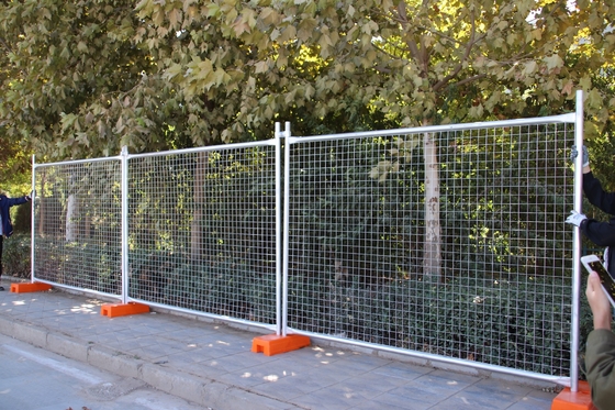 2.1m*2.4m Australië Standaard tijdelijk hek paneel met injectie plastic voeten