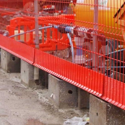 Vrijstaande randbeschermingsbarrière met zelfdragende basis