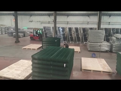 De mailen en pallets worden voor de verzending gepaletiseerd.