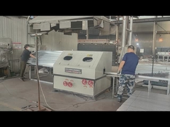 Er worden gaten in de hekpalen geboord voor de bevestiging van accessoires