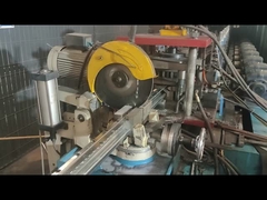 Perzikpaal wordt gesneden in de door de klant gewenste maat