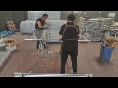 Werknemers verbinden met draad het hek en de buis