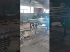 De hekconnector wordt aan de hekpaal gelast