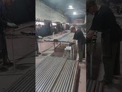 Leuningaccessoires worden aan de vangrailpalen gelast