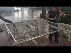 Ketting schakel hek wordt gekoppeld aan het frame