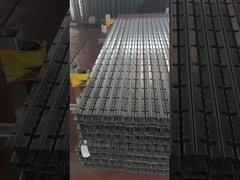 Leuningpalen worden gestapeld