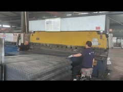 V-maas hek dat door een machine wordt gebogen