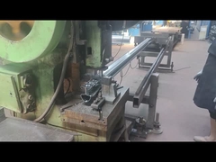 De perzikpost wordt geslagen.