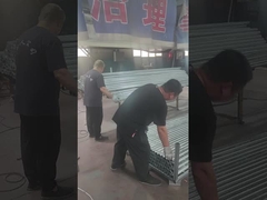 Hekpalen worden gepolijst en opgestapeld